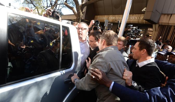 Pistorius sale sulla vettura che lo porta via: continuer a rimanere in libert condizionata fino al processo. Reuters